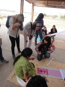 Students working with the weavers, Chotuna (1)